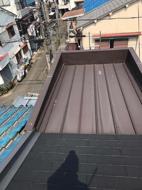 立ち上がり付き金属屋根