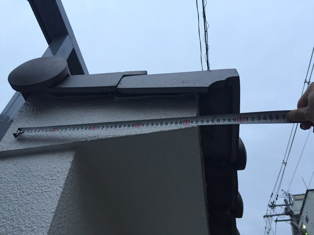 のし瓦をなくし、直線的でスタイリッシュな和モダン笠木瓦（冠瓦）に葺き替えられた塀の２