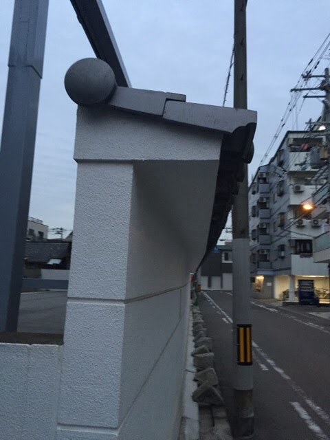 のし瓦をなくし、直線的でスタイリッシュな和モダン笠木瓦（冠瓦）に葺き替えられた塀の