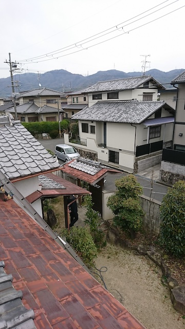 軒先側へ続く板金面