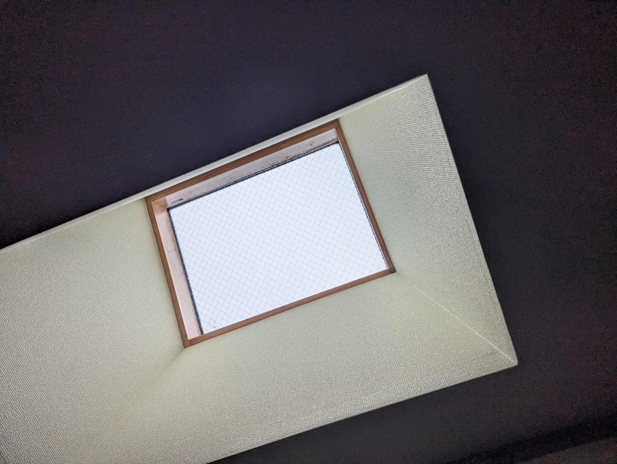 室内側から確認した天窓の様子。雨漏りの染みが発生している状態