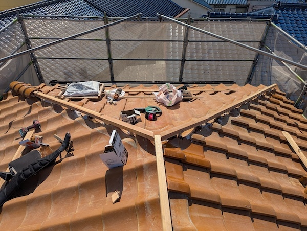 新しい棟の骨格となる丈夫な貫板（ぬきいた）を屋根に強固に設置した状態