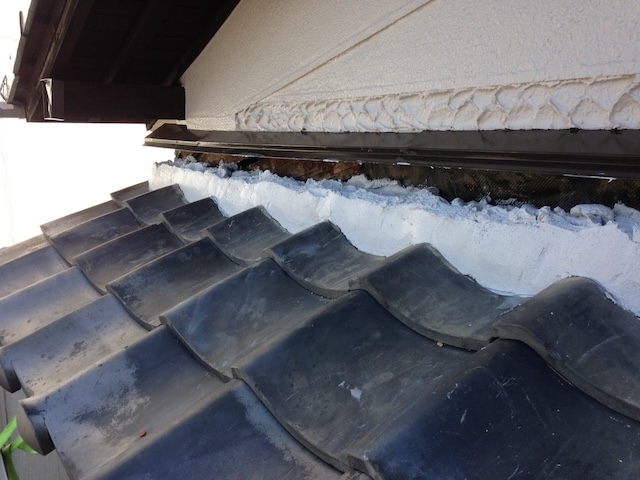 見えない内部に防水性と強度の高い南蛮漆喰を隙間なく分厚く施工する様子