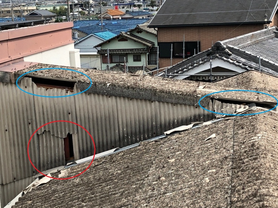 八尾市の工場屋根に発生した飛散箇所とひび割れ部分の調査分析画像