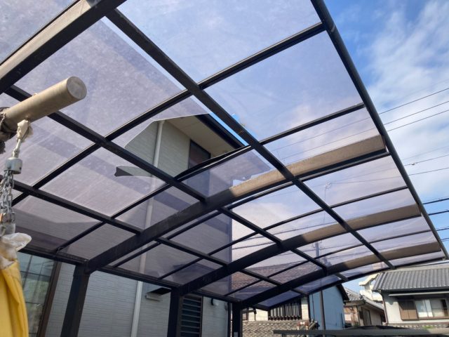 強風で浮き上がり破損したカーポートのポリカーボネート板