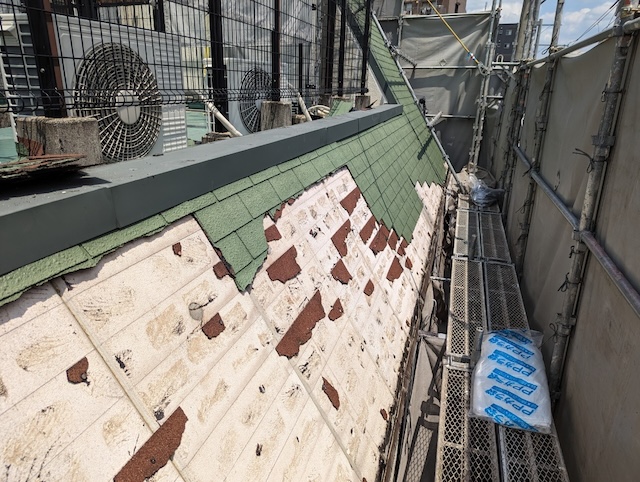 接着力を失い広範囲で剥がれ落ち、下地が露出し深刻な落下リスクを抱えていたアスファルトシングル