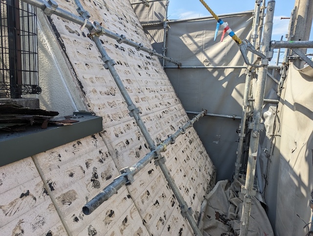 足場を設置し至近距離から確認した、垂直に近い急勾配屋根の過酷な劣化状況