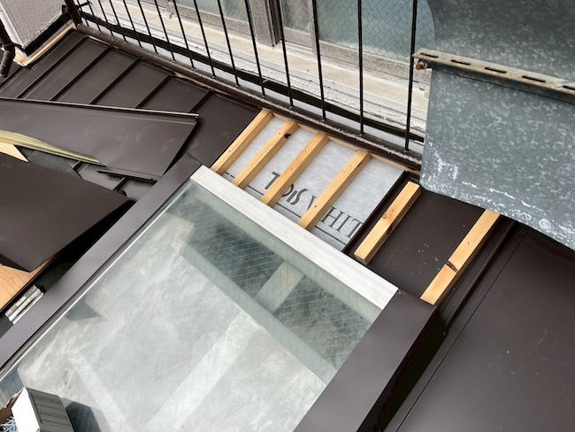 天窓周辺の雨仕舞い（防水処理）を確実に行うため、適切な高さで木下地を組み上げる工程。