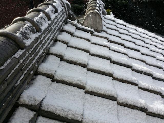 瓦屋根　雪