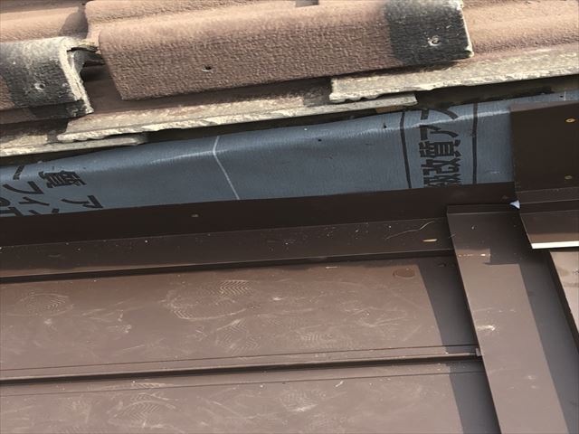 加西市のガルバリウム屋根の取り合い部分