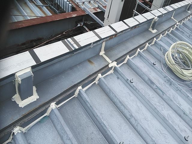 姫路市の店舗の折板屋根の取合い部分のコーキング