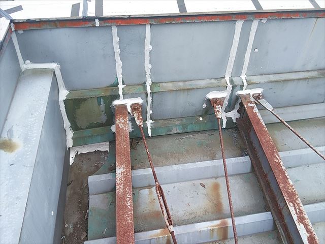 姫路市の店舗の折板屋根のコーキング施工後の写真