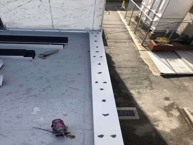 明石市の捨て笠木のコーキング処理