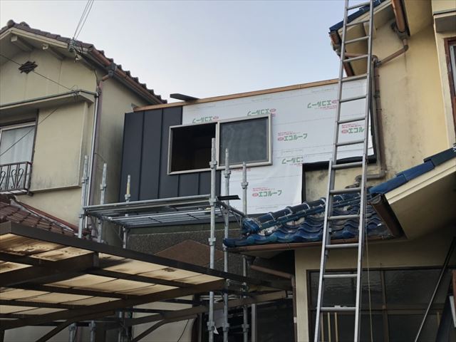 加古川市のベランダ改修のガルバリウム外壁施工