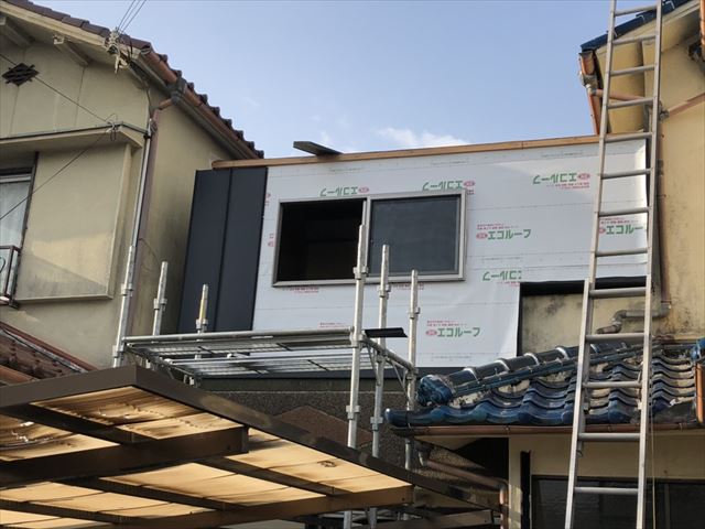 加古川市のベランダ改修の壁の防水紙施工