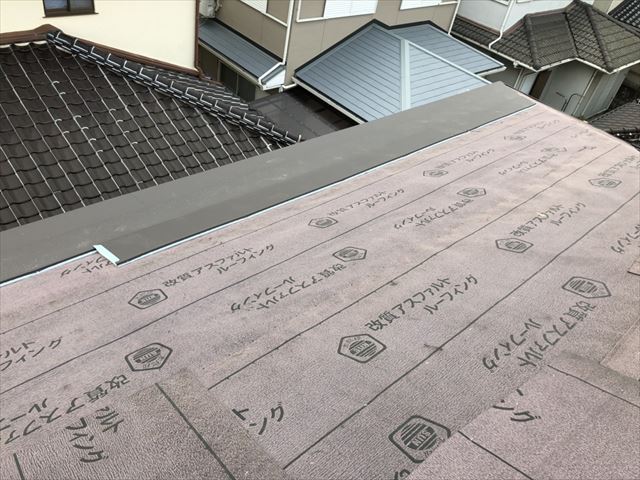 高砂市の葺き替え工事のスーパーガルテクトの施工中の写真