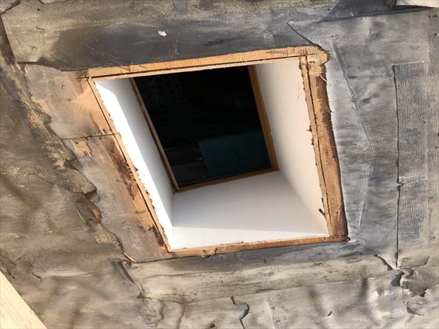 高砂市の葺き替え工事の天窓撤去作業