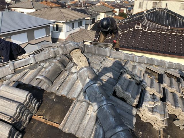 高砂市の葺き替え工事のモニエル瓦の撤去