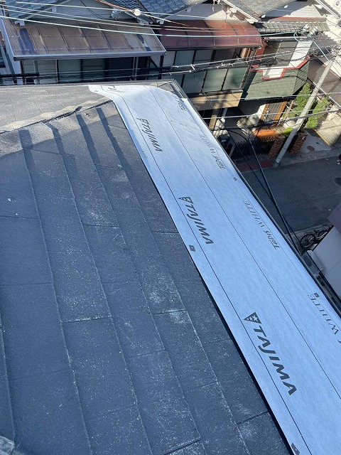 防水シート貼り付け