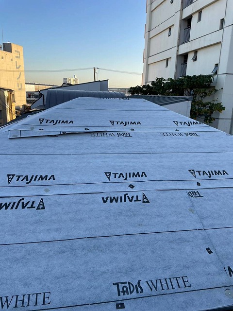 防水シート貼り付け