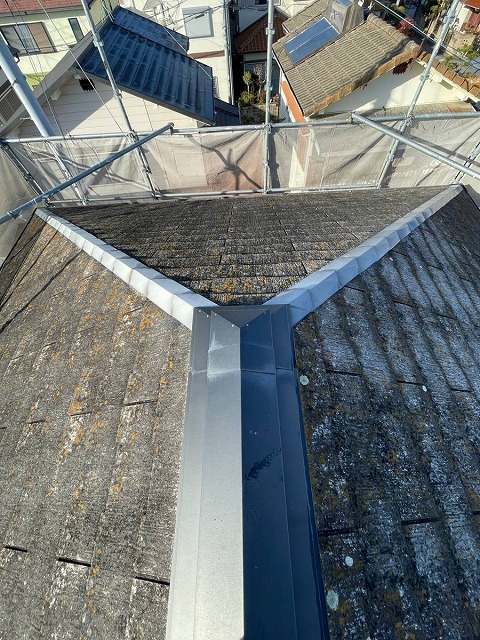 屋根材の表面には靴跡が付着するので、タオルを使って水拭き清掃し、 その時に表面キズがないかを確認します。 （表面キズがあれば専用のタッチアップペイントでタッチアップします。） 今日は棟板金の取付けまで出来ませんでした。。。