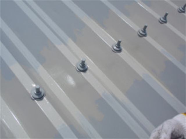 折板屋根に取り付けたボルトキャップ