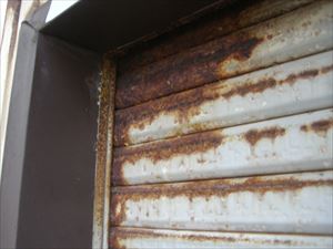 塩害によって錆びたシャッター