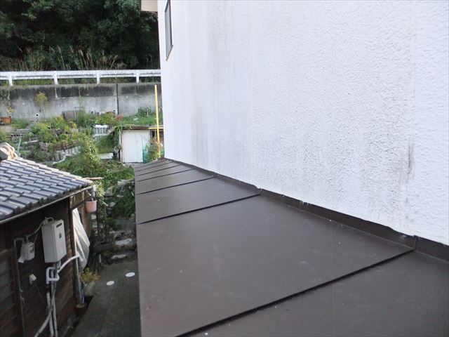 ガルバリウム鋼板　色褪せ