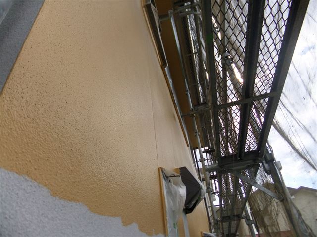 相生市の下塗り乾燥後の中塗り作業