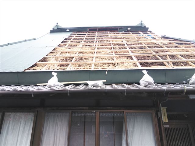 神河町の茅葺き屋根の下地の補強状況