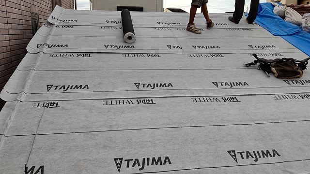 防水シートを貼り付け