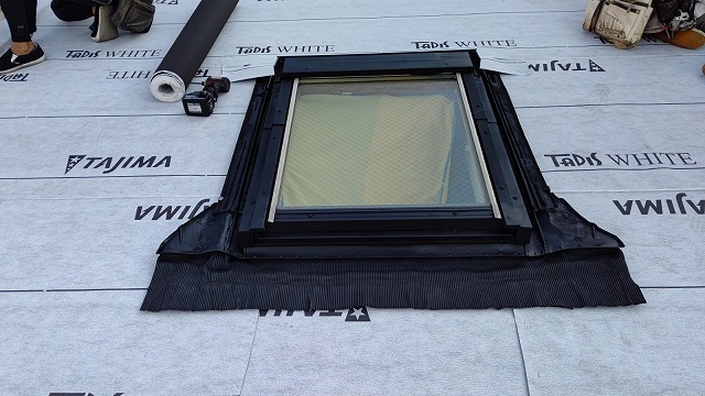 防水シートを貼り付け