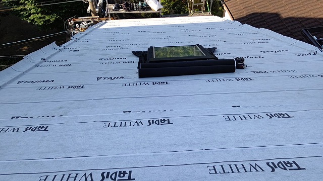 防水シートを貼り付け