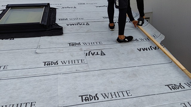 防水シートを貼り付け