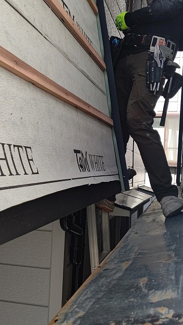 捨て谷板金を取り付け