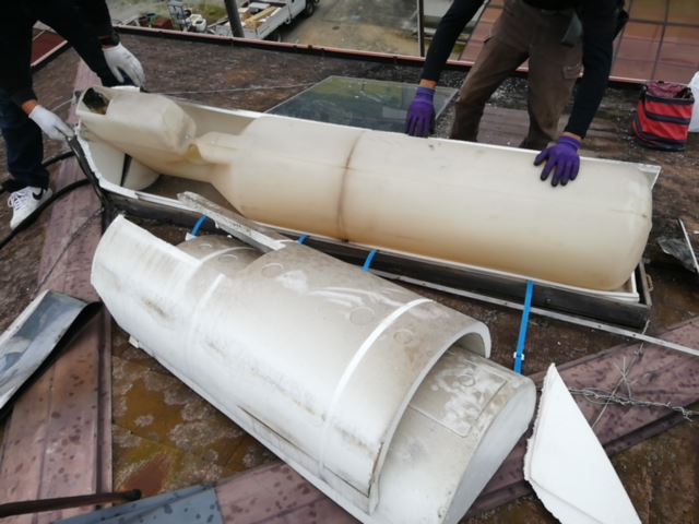 加古郡の温水器を屋根の上で分解中