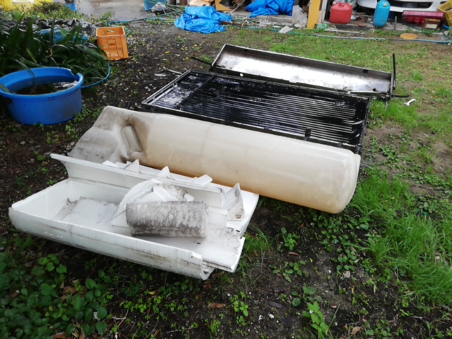 加古郡の屋根からおろされた太陽熱温水器