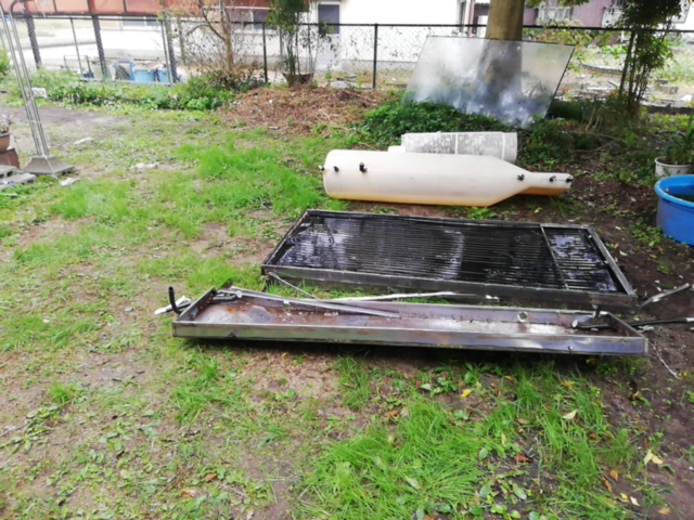 加古郡の屋根からおろされた分解された温水器