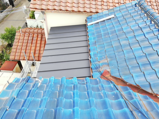 加古川市のベランダ改修工事のガルバリウム屋根