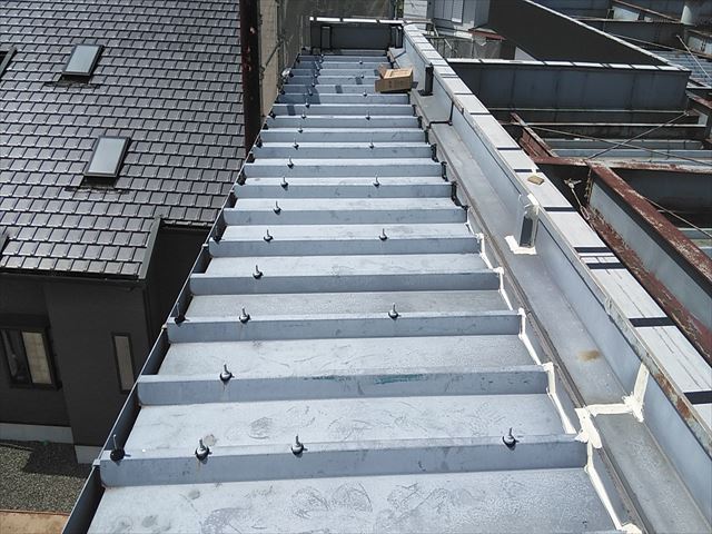 姫路市の店舗の折板屋根のボルトキャップ