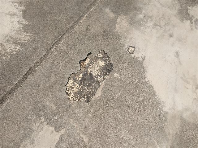 姫路市の防水塗膜がはがれて露出した下地