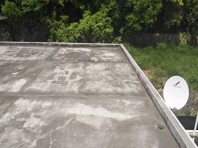 姫路市の防水塗膜にひびが入った陸屋根