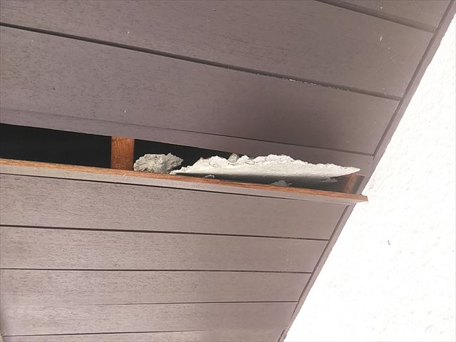 屋根の傷みで落下したコンクリートが軒天を破損