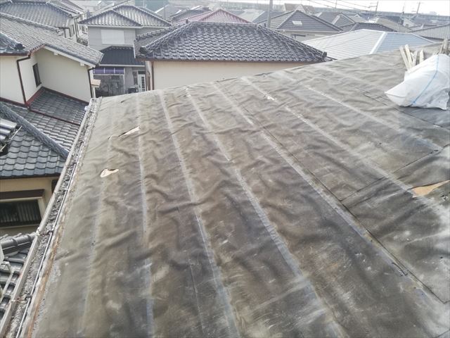 高砂市の葺き替え工事のモニエル瓦撤去後の屋根