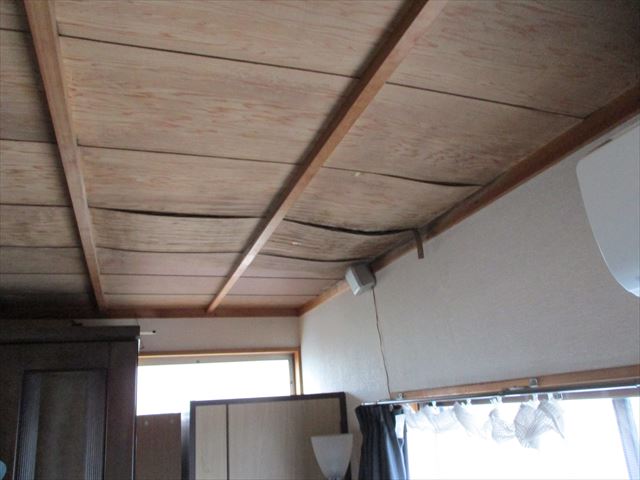 加東市の雨漏りの天井