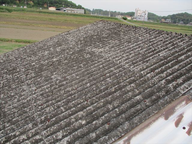 加西市の倉庫のスレート屋根の状況