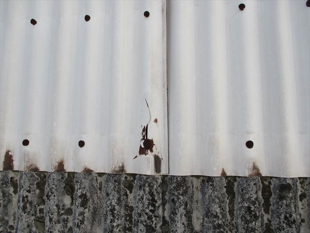 加西市のスレート屋根の固定金具のさび