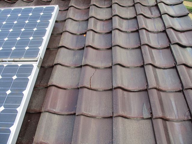 加東市の割れた屋根瓦