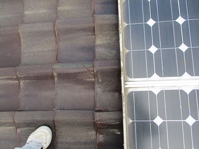 加東市の角が割れた屋根瓦