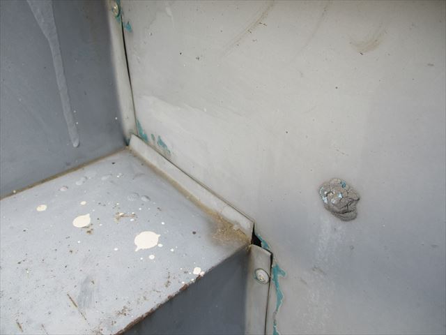 姫路市店舗折板屋根の壁との取合い部の隙間